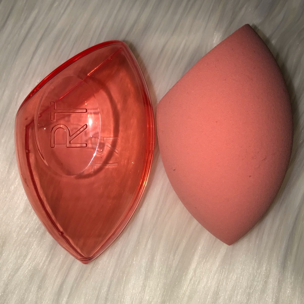 NWOT Real Techniques Face + Body Sponge and Regular Face Sponge Travel Container